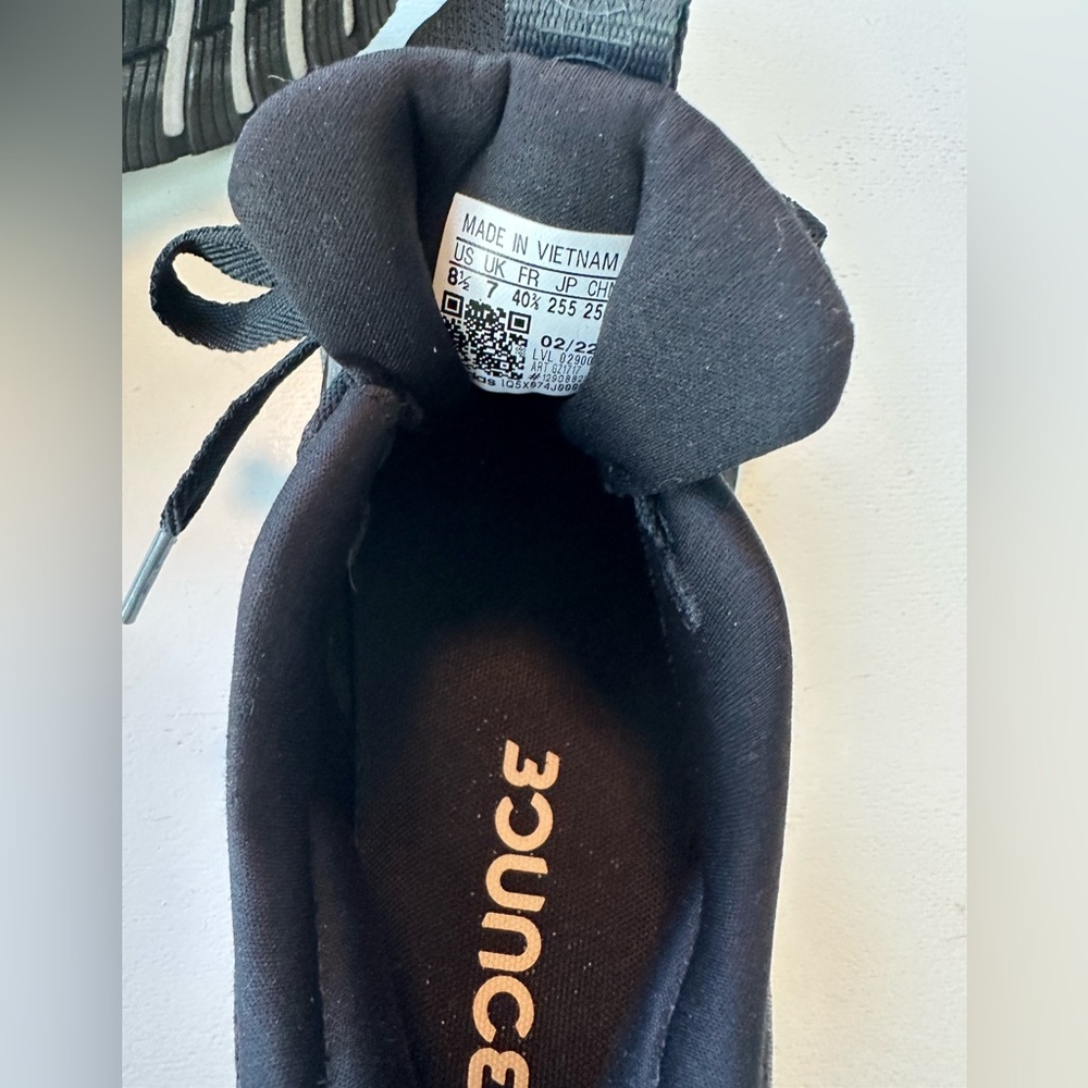 Women’s size 8.5 Adidas bounce,like new condition.